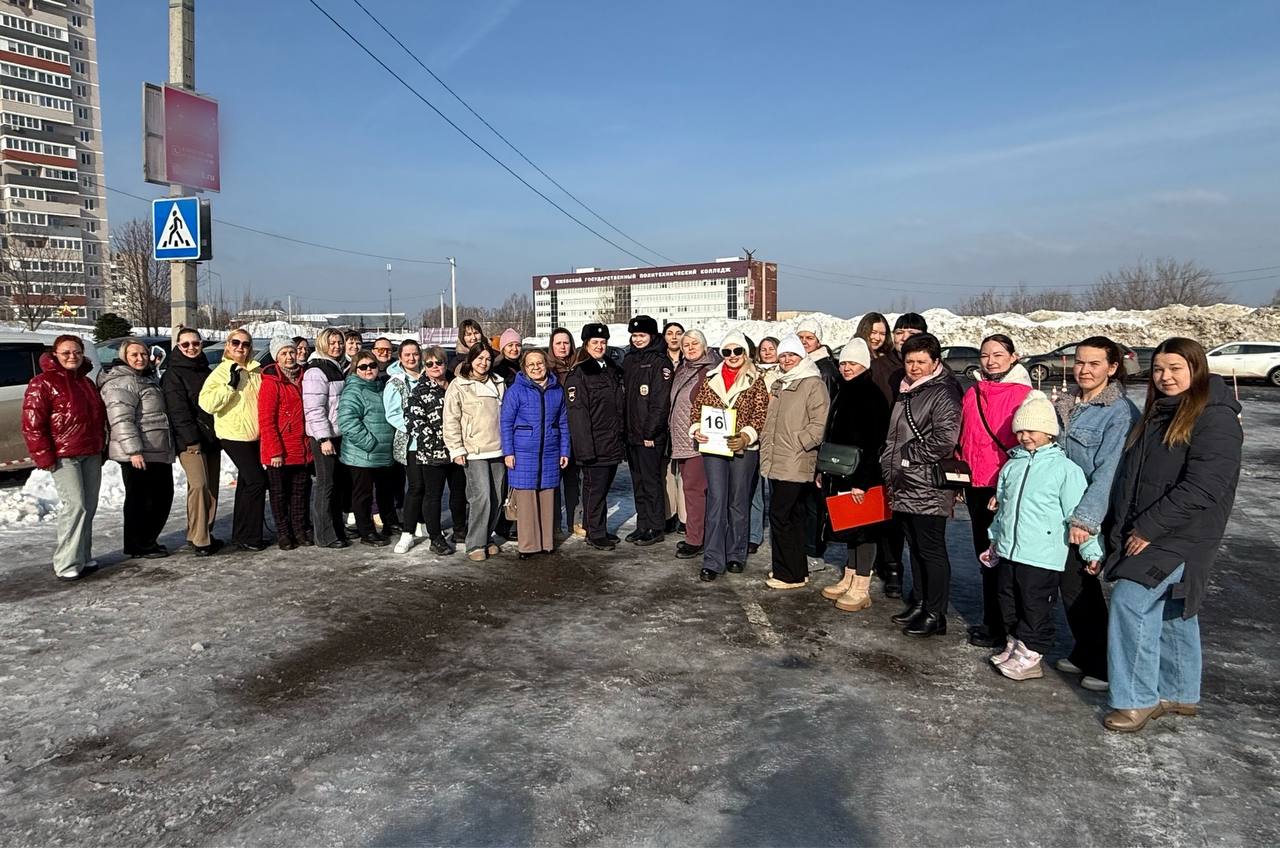 0000. Сотрудники Госавтоинспекции г. Ижевска приняли участие в составе жюри городского конкурса «Автоледи-педагог 2026» по автомобильному многоборью среди педагогических работников вместе с представителями автошколы