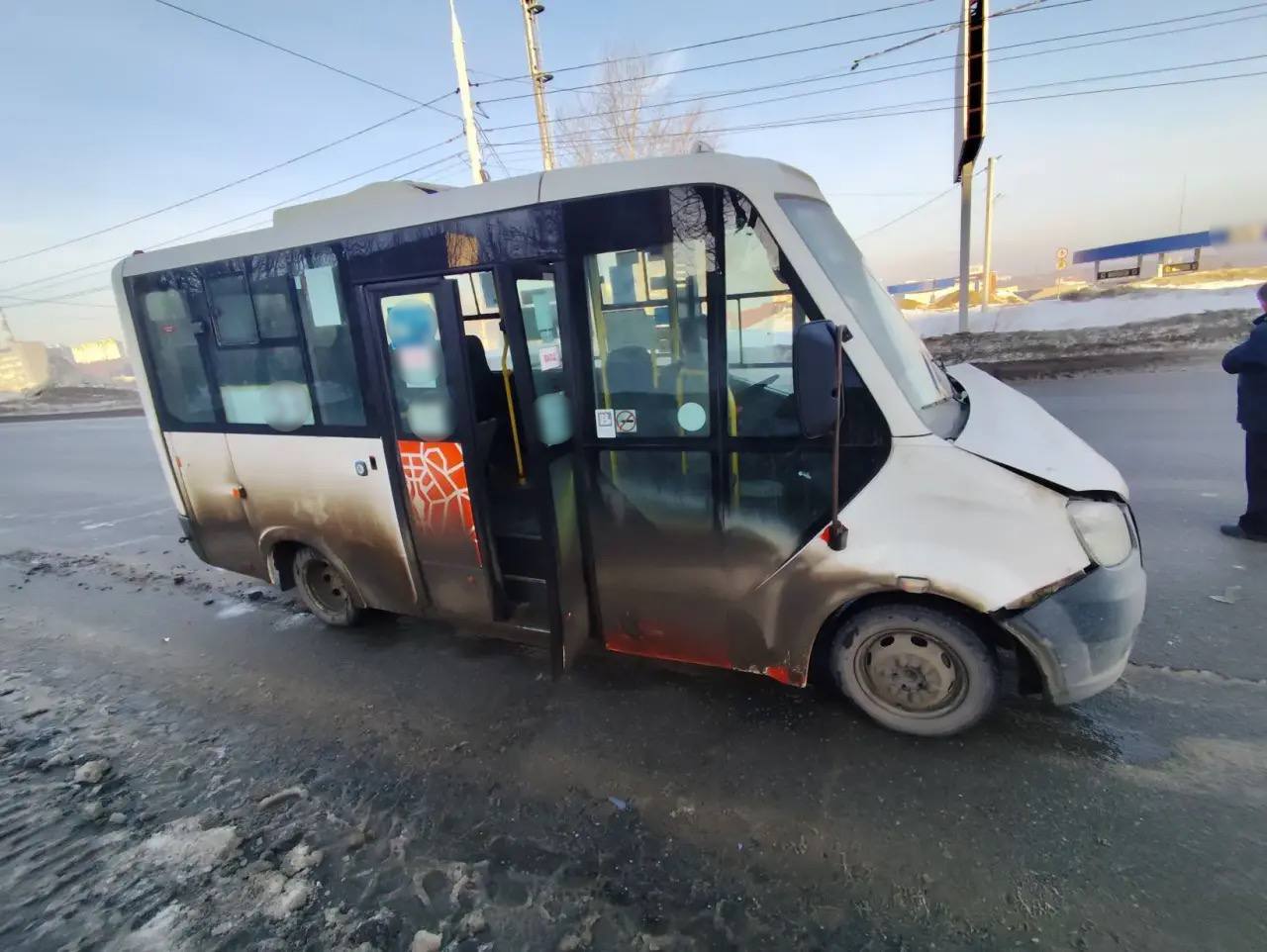 20 марта 2026 года около 07 часов 35 минут напротив дома №42А по ул. Автозаводская г. Ижевска 48 – летний мужчина-водитель маршрутного автобуса «Луидор», не соблюдал безопасную дистанцию и совершил столкновение с впереди...