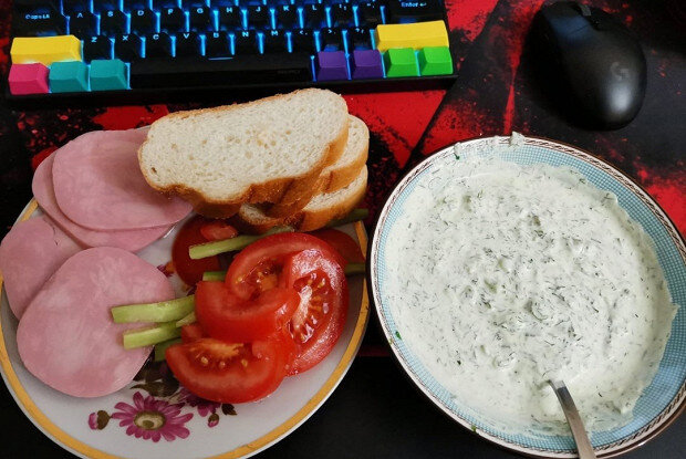 Сметанный соус с огурцом: вкусный и простой рецепт