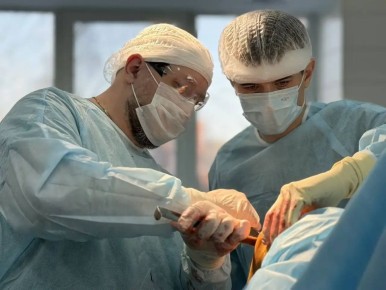 Александр Бречалов: Если перевести с языка докторов на наш – при таких операциях коленный сустав «разбирают», оставляют здоровые «детали», а поврежденные заменяют на искусственные