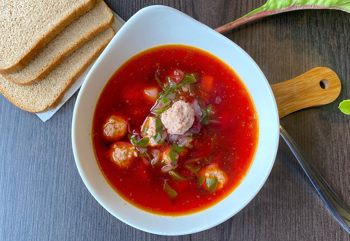 Борщ со свекольной ботвой: легкий и полезный рецепт на любой вкус