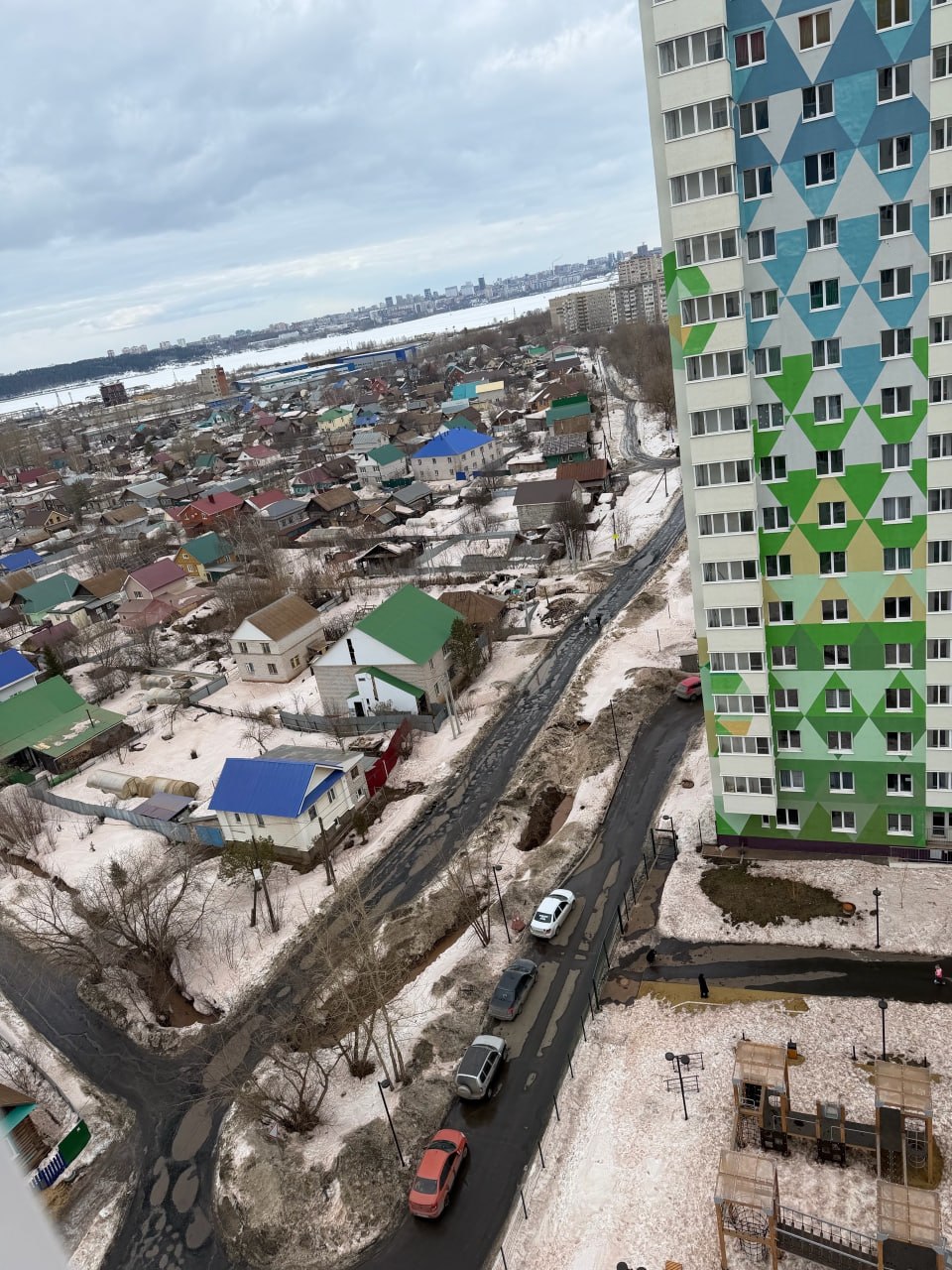 Нам сообщают, что в городке Строителей в Ижевске снег опять порозовел от кирпичной пыли с завода ИЗКМ Нам сообщают, что в городке Строителей в Ижевске снег опять порозовел от кирпичной пыли с завода ИЗКМ