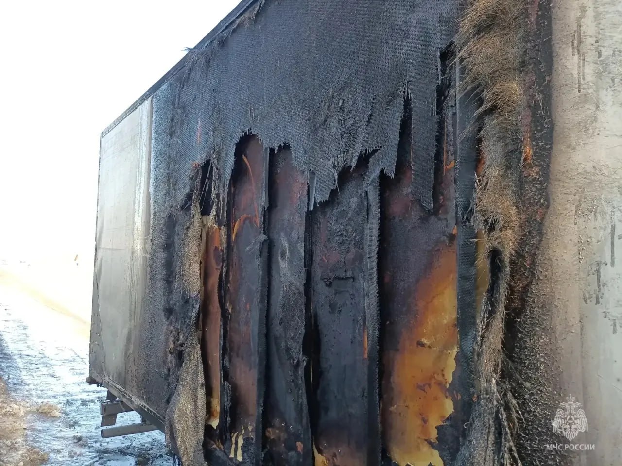 Водитель большегруза пострадал при взрыве загоревшегося колеса на трассе в Удмуртии Водитель большегруза пострадал при взрыве загоревшегося колеса на трассе в Удмуртии