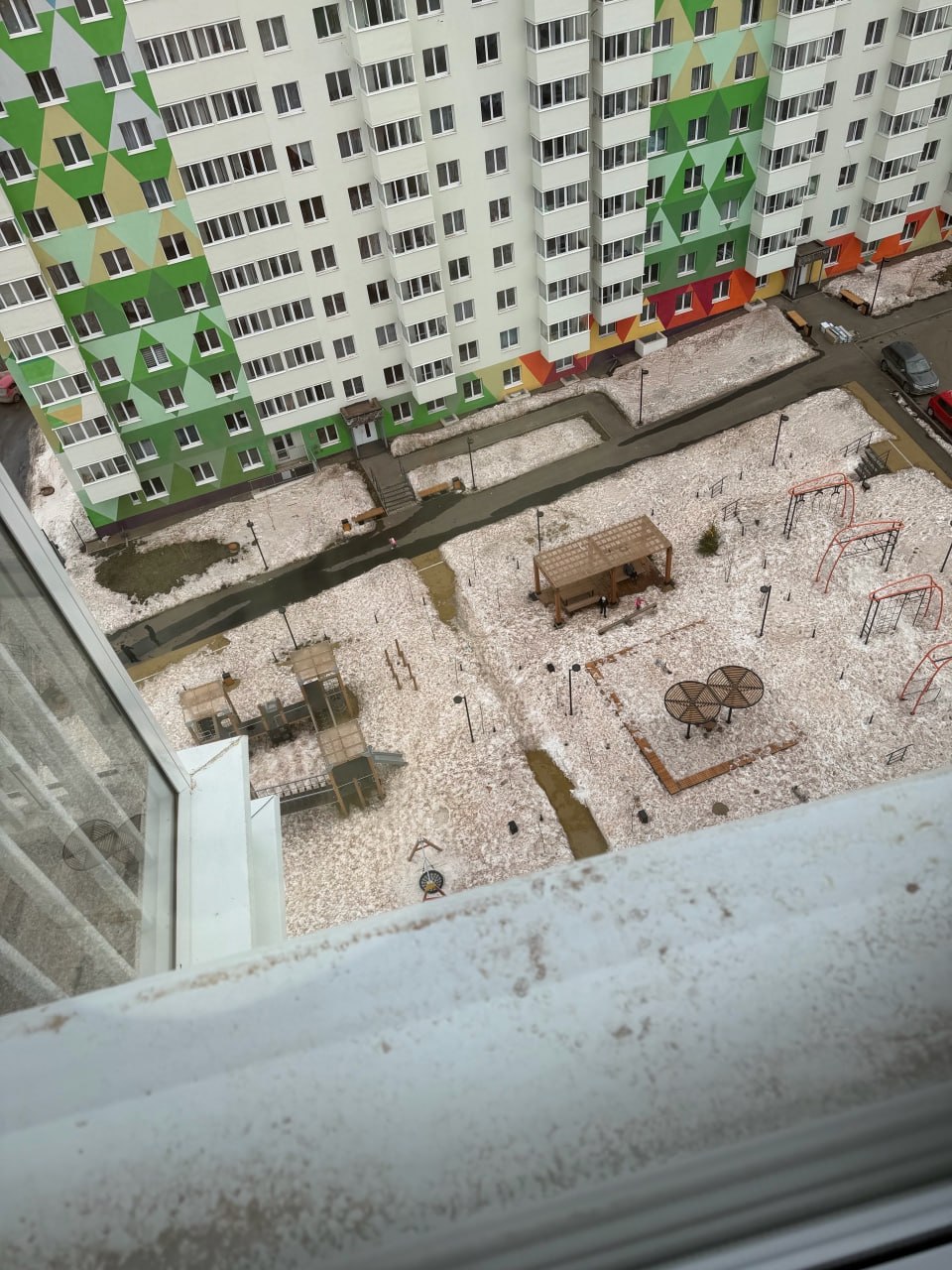 Нам сообщают, что в городке Строителей в Ижевске снег опять порозовел от кирпичной пыли с завода ИЗКМ Нам сообщают, что в городке Строителей в Ижевске снег опять порозовел от кирпичной пыли с завода ИЗКМ