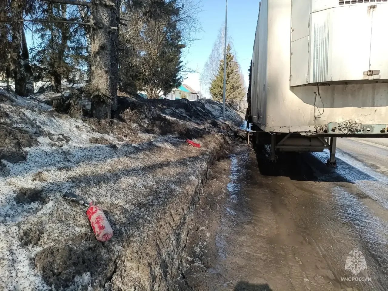 Водитель большегруза пострадал при взрыве загоревшегося колеса на трассе в Удмуртии Водитель большегруза пострадал при взрыве загоревшегося колеса на трассе в Удмуртии