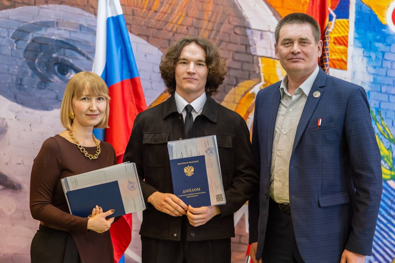 Ветеран следственных органов поздравил будущих юристов с окончанием обучения Ветеран следственных органов поздравил будущих юристов с окончанием обучения