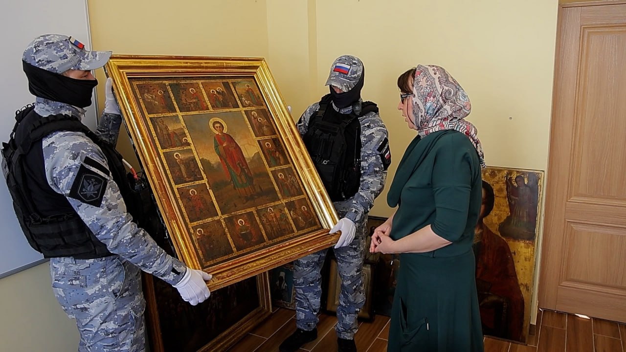 Судебные приставы Удмуртии изъяли более сотни старинных икон Судебные приставы Удмуртии изъяли более сотни старинных икон