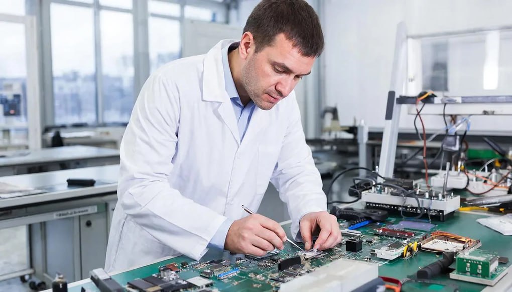 Самые высокие зарплаты в Удмуртии за 2025 год оказались в отрасли производства компьютеров, электронных и оптических изделий