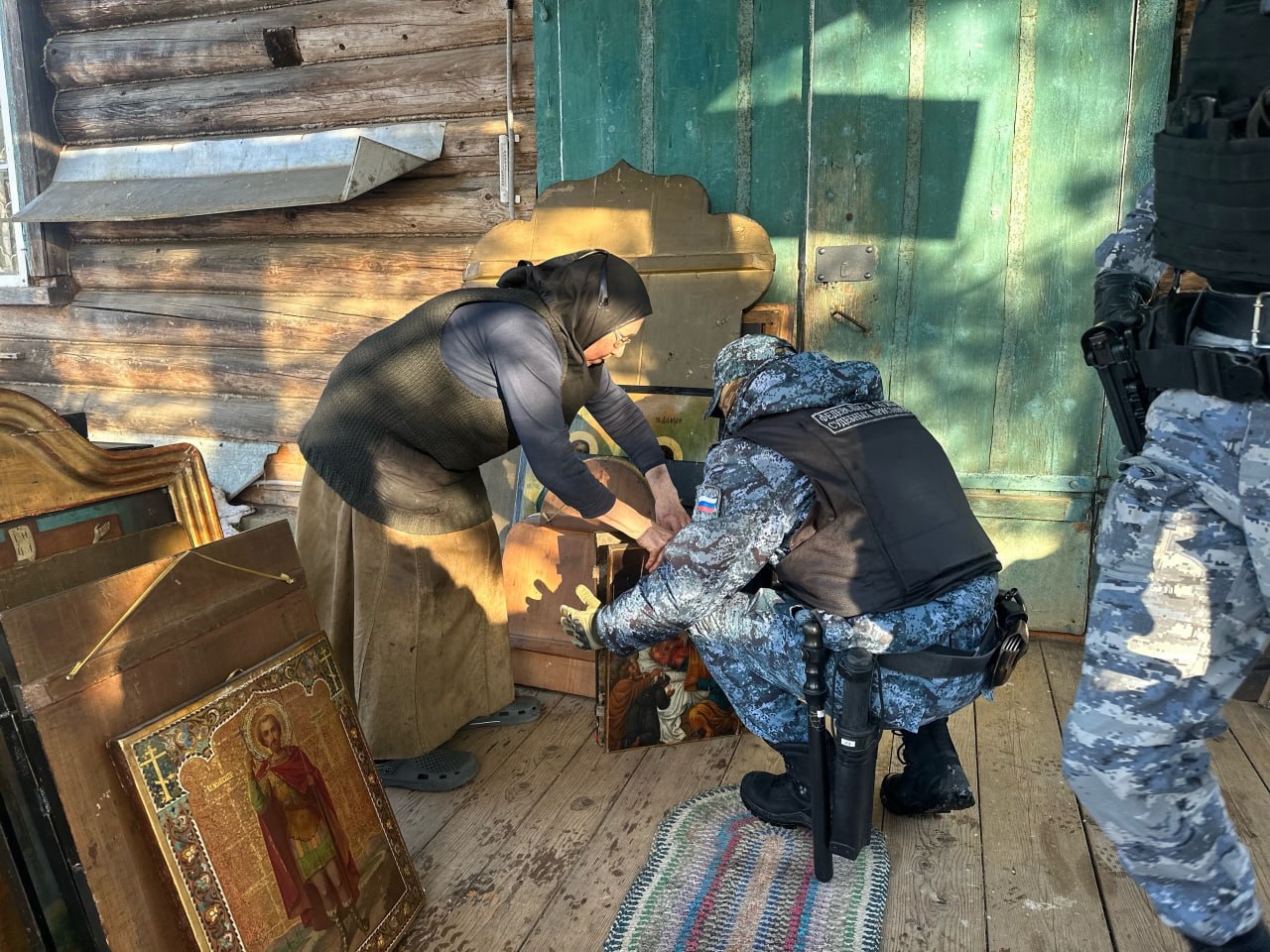 Судебные приставы Удмуртии изъяли более сотни старинных икон Судебные приставы Удмуртии изъяли более сотни старинных икон