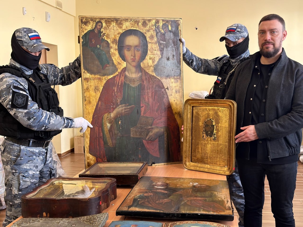 Судебные приставы Удмуртии изъяли более сотни старинных икон Судебные приставы Удмуртии изъяли более сотни старинных икон