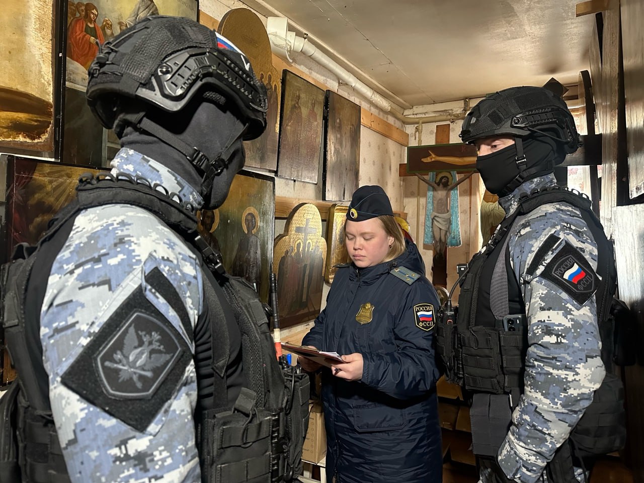 Судебные приставы Удмуртии изъяли более сотни старинных икон Судебные приставы Удмуртии изъяли более сотни старинных икон