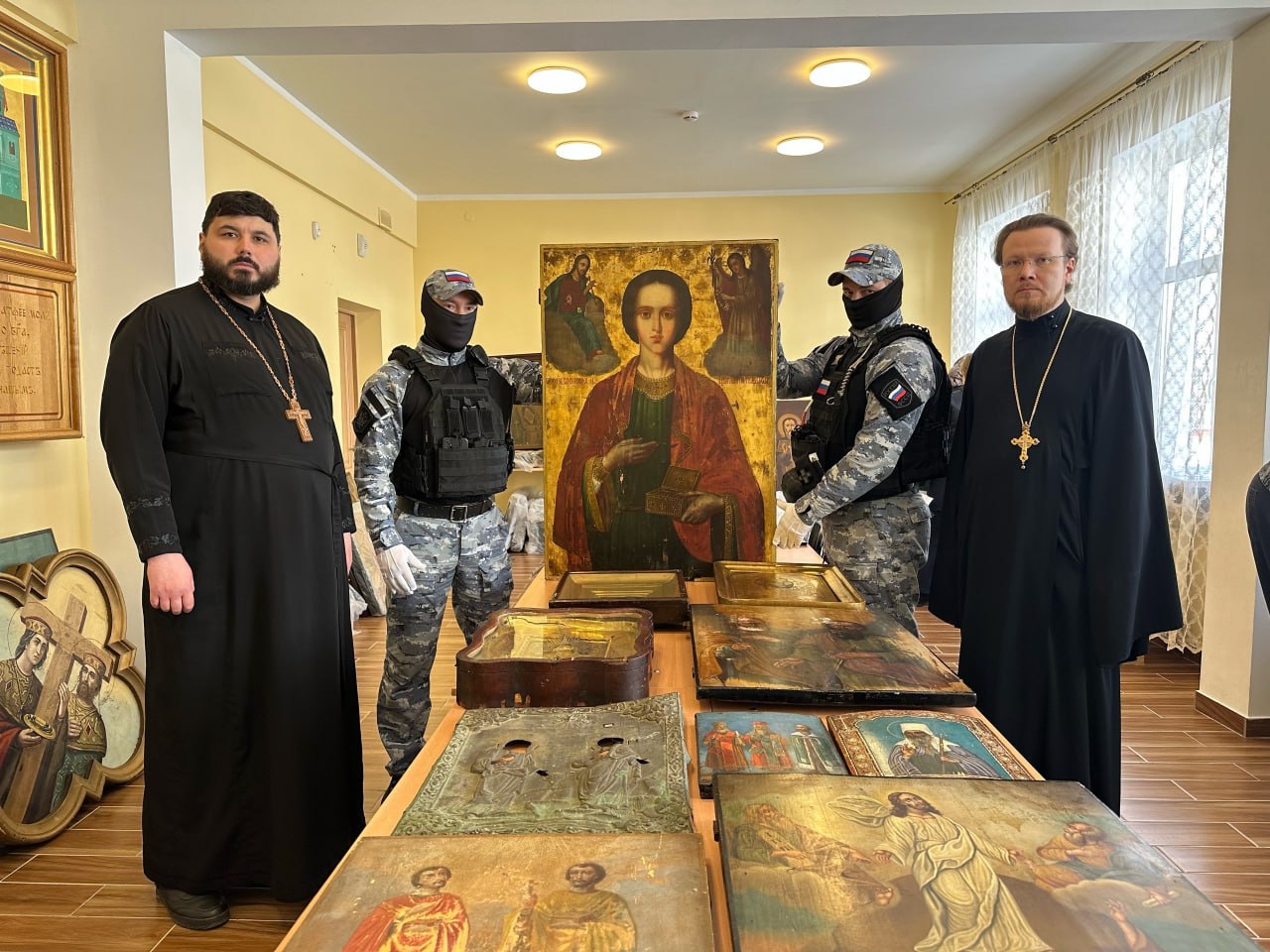 Судебные приставы Удмуртии изъяли более сотни старинных икон Судебные приставы Удмуртии изъяли более сотни старинных икон