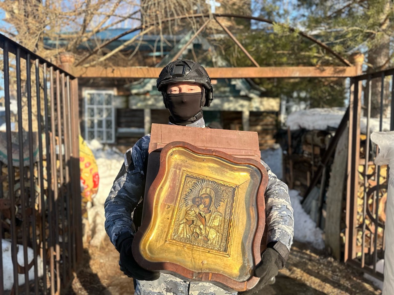 Судебные приставы Удмуртии изъяли более сотни старинных икон