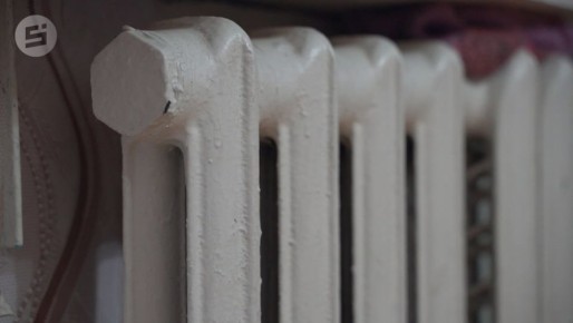 За окнами — весеннее тепло, но батареи в квартирах Ижевска пока не думают остывать