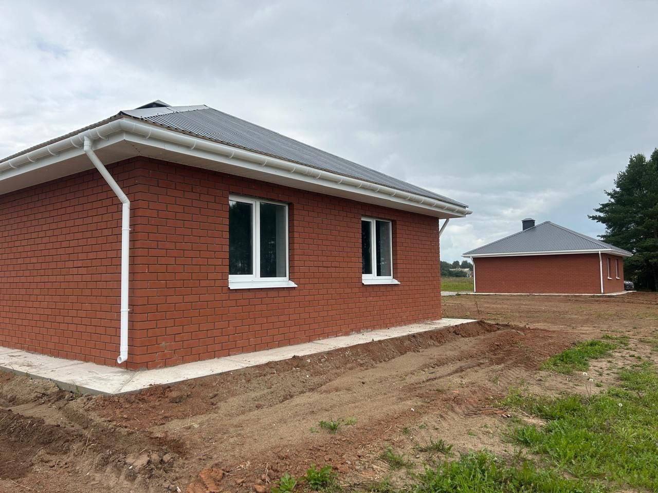 Александр Бречалов: 73 дома для трактористов, механизаторов, животноводов, работников птицефабрики, операторов машинного доения начнем строить в этом году на селе. Александр Бречалов: 73 дома для трактористов, механизаторов, животноводов, работников птицефабрики, операторов машинного доения начнем строить в этом году на селе.