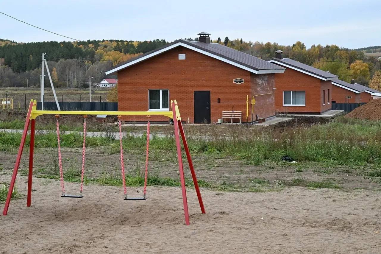 Александр Бречалов: 73 дома для трактористов, механизаторов, животноводов, работников птицефабрики, операторов машинного доения начнем строить в этом году на селе. Александр Бречалов: 73 дома для трактористов, механизаторов, животноводов, работников птицефабрики, операторов машинного доения начнем строить в этом году на селе.