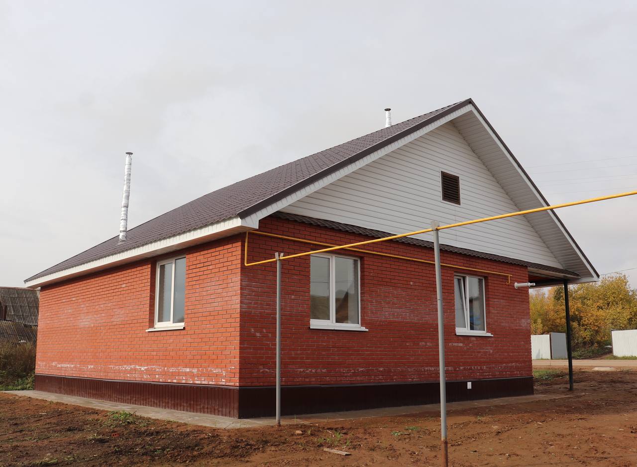 Александр Бречалов: 73 дома для трактористов, механизаторов, животноводов, работников птицефабрики, операторов машинного доения начнем строить в этом году на селе. Александр Бречалов: 73 дома для трактористов, механизаторов, животноводов, работников птицефабрики, операторов машинного доения начнем строить в этом году на селе.