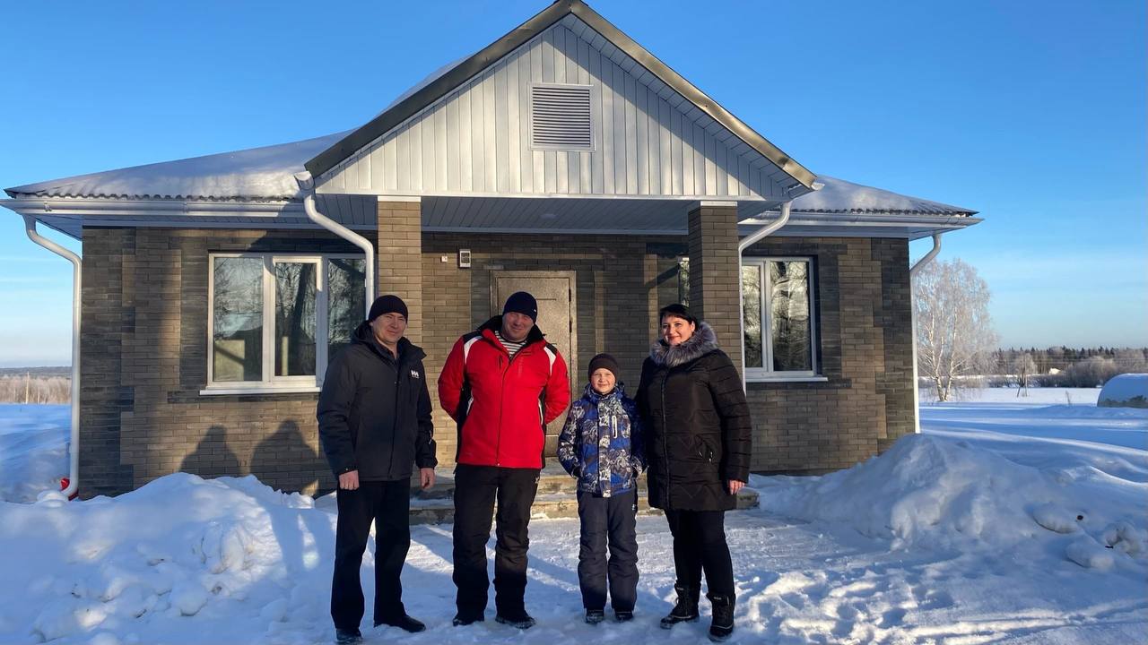 Александр Бречалов: 73 дома для трактористов, механизаторов, животноводов, работников птицефабрики, операторов машинного доения начнем строить в этом году на селе.