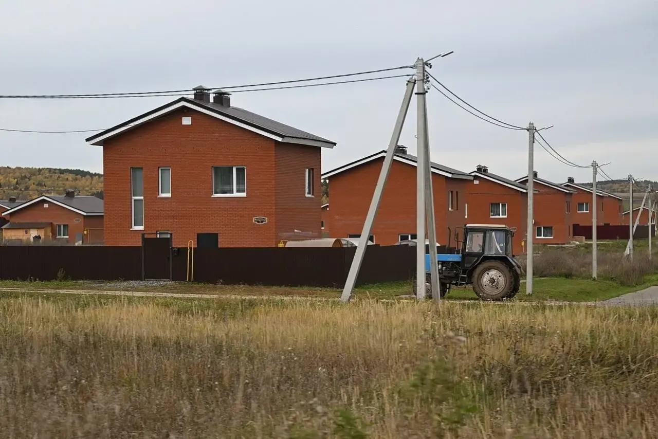 Александр Бречалов: 73 дома для трактористов, механизаторов, животноводов, работников птицефабрики, операторов машинного доения начнем строить в этом году на селе. Александр Бречалов: 73 дома для трактористов, механизаторов, животноводов, работников птицефабрики, операторов машинного доения начнем строить в этом году на селе.