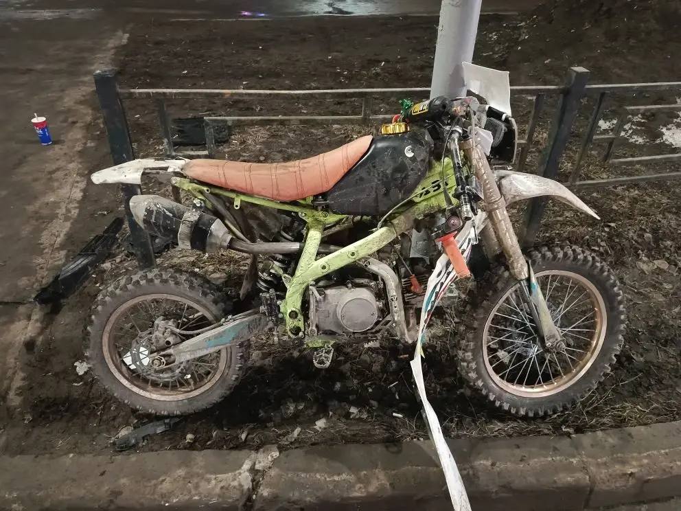 Вечером 26 марта на перекрестке улиц Удмуртской и Майской, произошло первое в этом году ДТП с участием несовершеннолетнего водителя питбайка