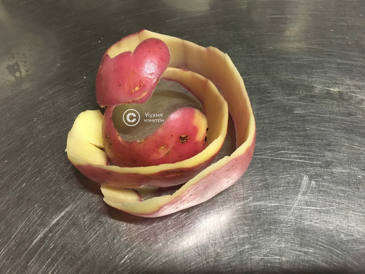 Почему картофельные очистки стоит оставить: полезные идеи от шефа