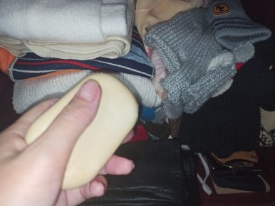 Как сохранить одежду свежей и избавиться от запахов в шкафу