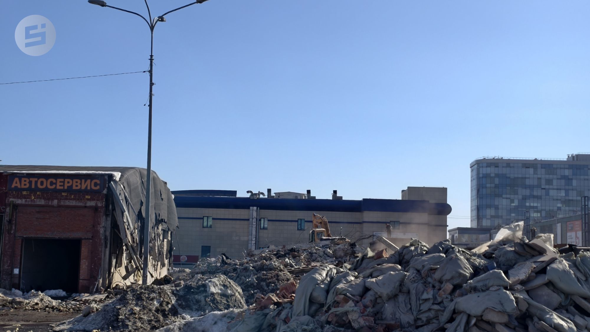 В Ижевске у ТЦ «Флагман» начался снос старых построек, некогда принадлежавших заводу «Редуктор» В Ижевске у ТЦ «Флагман» начался снос старых построек, некогда принадлежавших заводу «Редуктор»