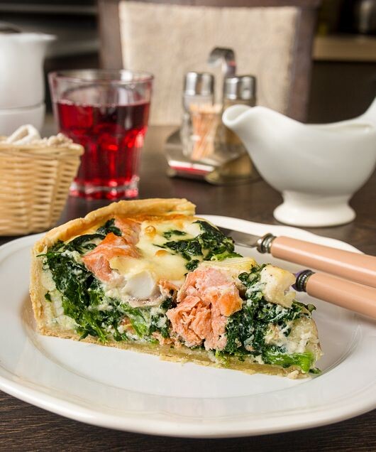 Ароматный открытый пирог с рыбой для настоящих гурманов