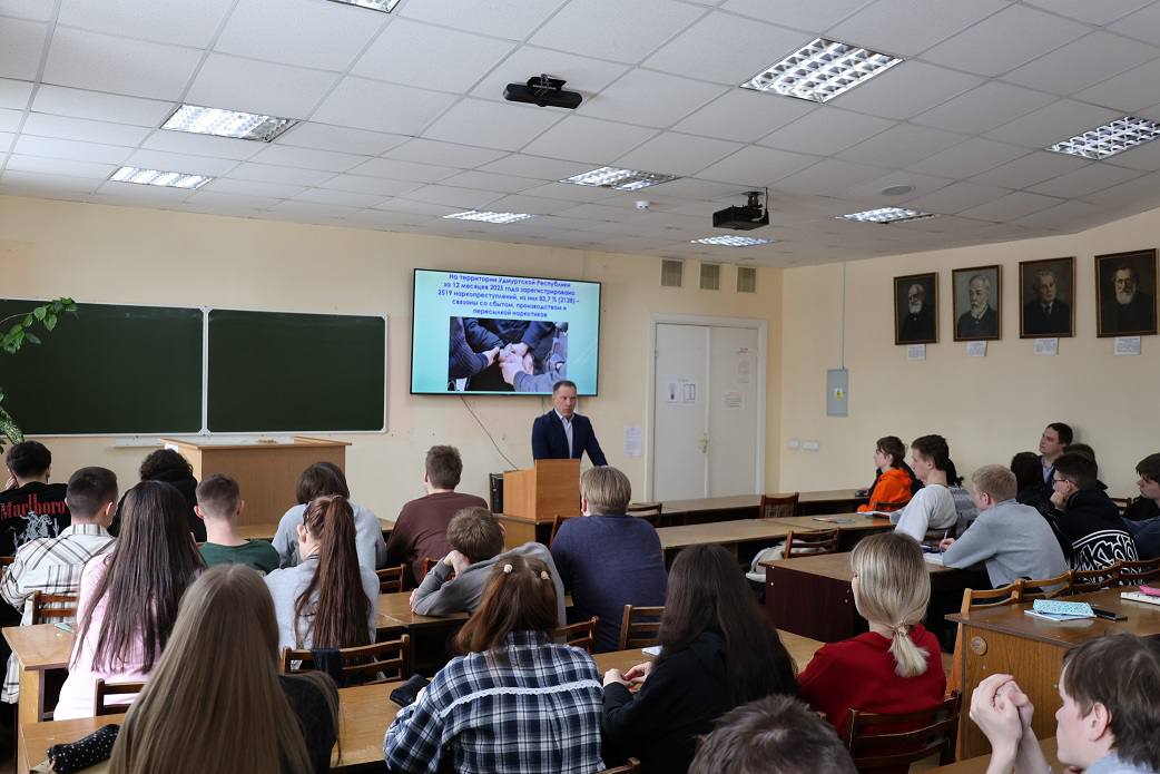 В Удмуртии полицейские и общественники провели встречу со студентами