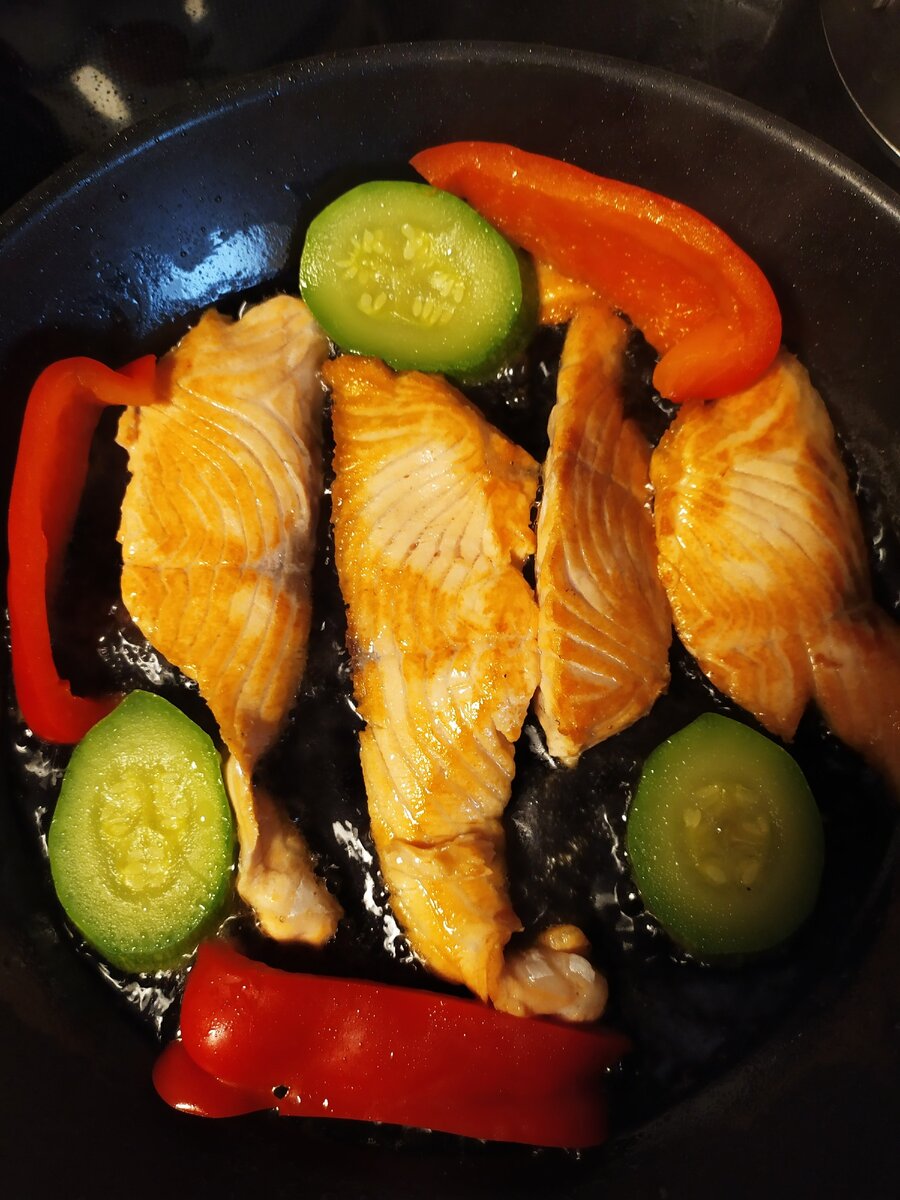 Легкий и питательный ужин: форель с овощами