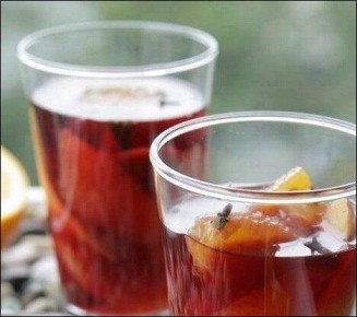 Вкусный винный коктейль с летними фруктами