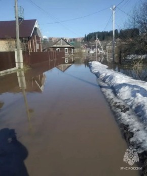 19 придомовых территорий частных хозяйств по шести улицам подтопило в поселке Игра