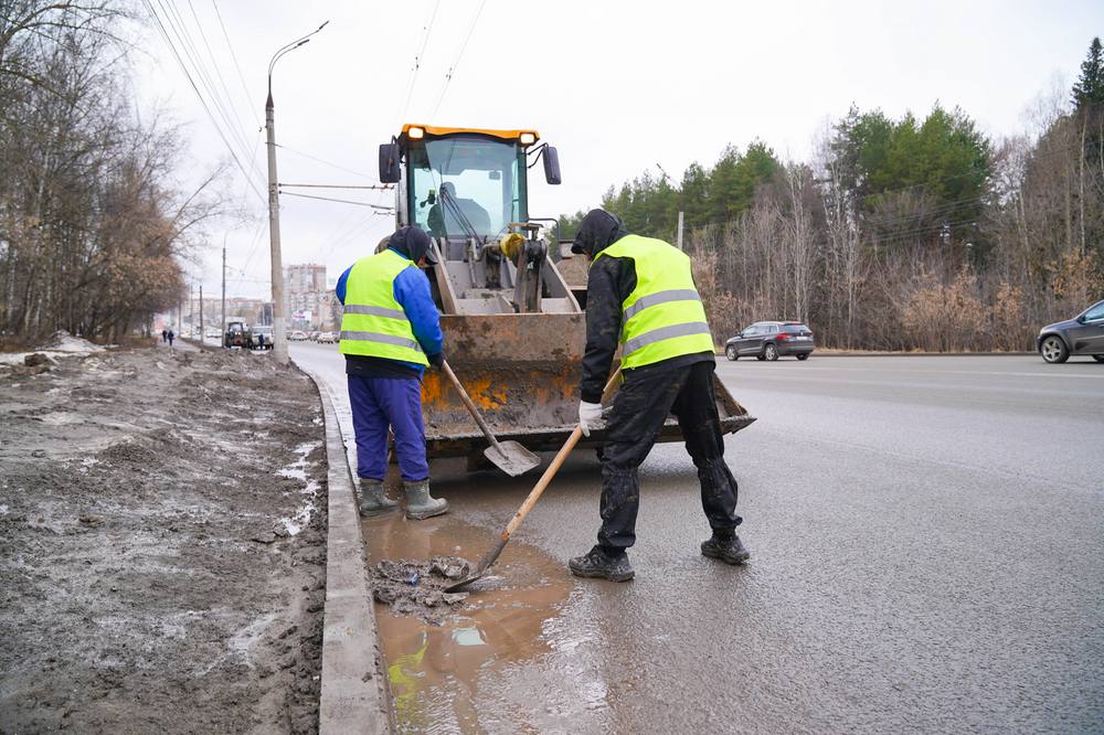 Мойка ограждений, чистка дорог, ремонт ливневых колодцев - город постепенно преображается после зимы Мойка ограждений, чистка дорог, ремонт ливневых колодцев - город постепенно преображается после зимы