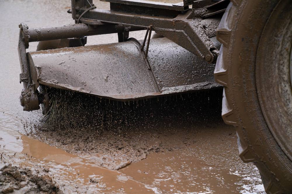 Мойка ограждений, чистка дорог, ремонт ливневых колодцев - город постепенно преображается после зимы Мойка ограждений, чистка дорог, ремонт ливневых колодцев - город постепенно преображается после зимы