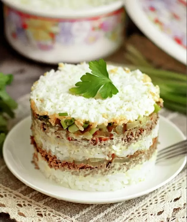 Салат с печенью и рисом: сытное зимнее блюдо