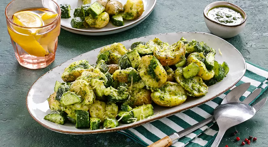 Нежный картофельный салат с лимонными огурчиками и освежающим песто