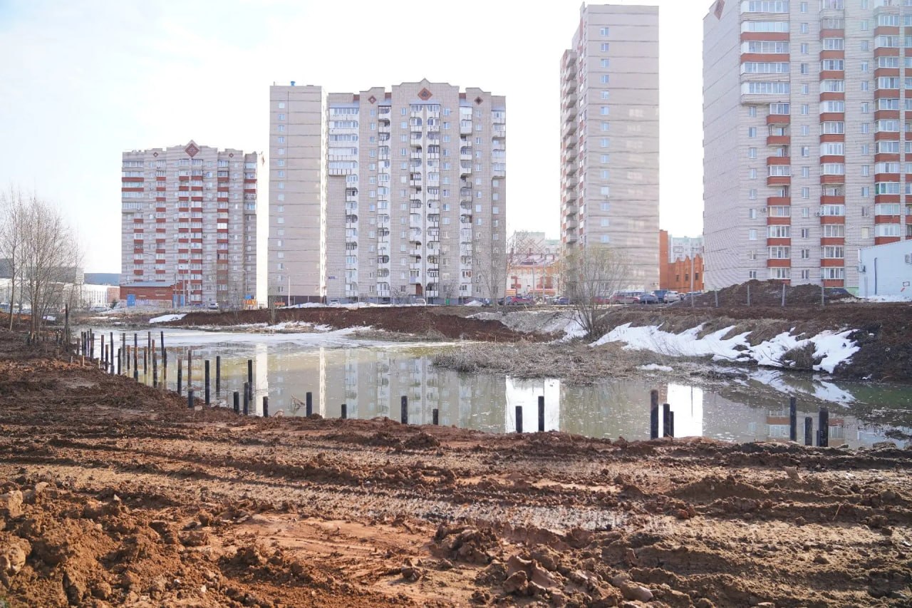 В ижевском «Ива-парке» забивают сваи под набережную и пирс В ижевском «Ива-парке» забивают сваи под набережную и пирс