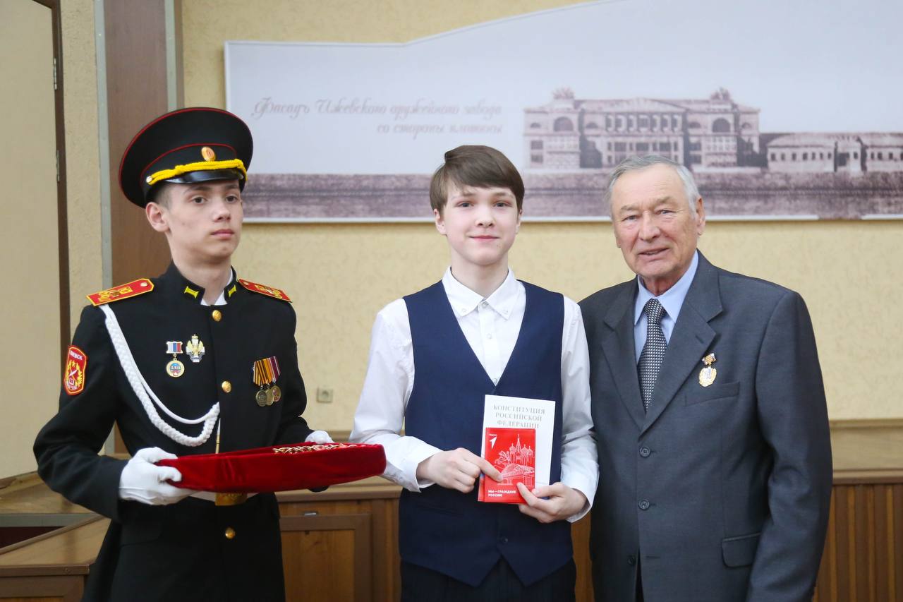 Накануне Дня основания Ижевска 40 юных активистов Движения Первых получили свои первые паспорта Накануне Дня основания Ижевска 40 юных активистов Движения Первых получили свои первые паспорта