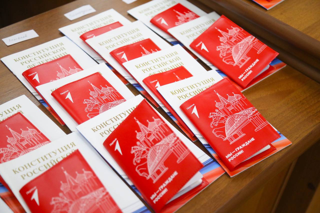 Накануне Дня основания Ижевска 40 юных активистов Движения Первых получили свои первые паспорта Накануне Дня основания Ижевска 40 юных активистов Движения Первых получили свои первые паспорта