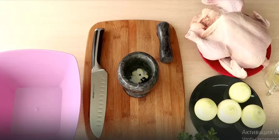 Необычное сочетание: запеченная курица на хлебе с луком в духовке