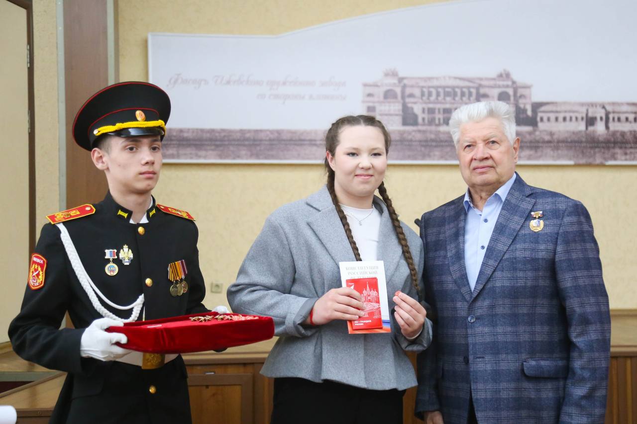 Накануне Дня основания Ижевска 40 юных активистов Движения Первых получили свои первые паспорта Накануне Дня основания Ижевска 40 юных активистов Движения Первых получили свои первые паспорта