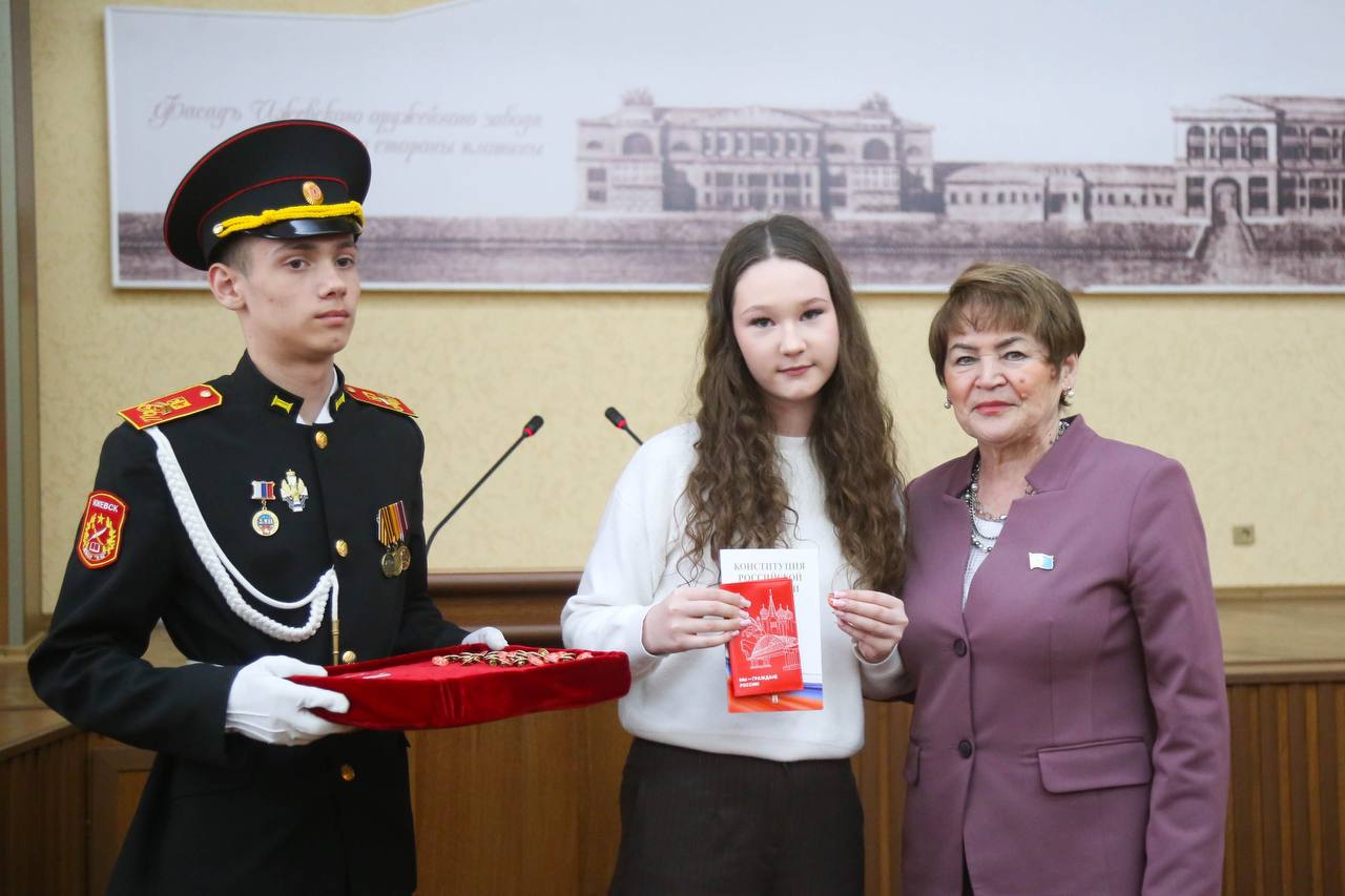 Накануне Дня основания Ижевска 40 юных активистов Движения Первых получили свои первые паспорта Накануне Дня основания Ижевска 40 юных активистов Движения Первых получили свои первые паспорта