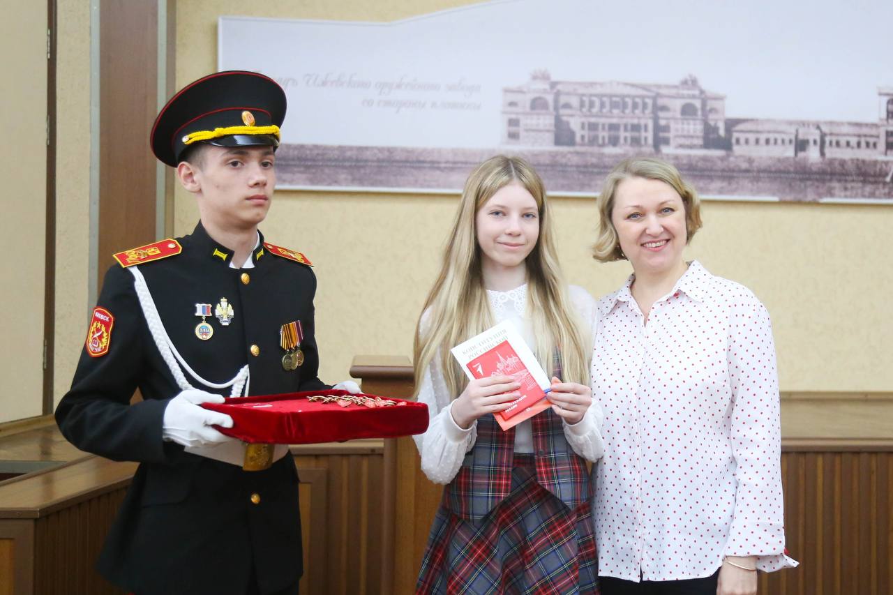 Накануне Дня основания Ижевска 40 юных активистов Движения Первых получили свои первые паспорта Накануне Дня основания Ижевска 40 юных активистов Движения Первых получили свои первые паспорта