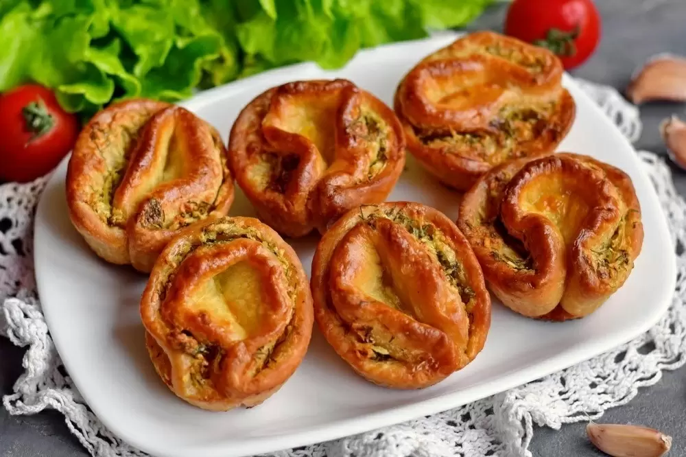 Ароматные дрожжевые булочки с чесноком и зеленью: просто и вкусно