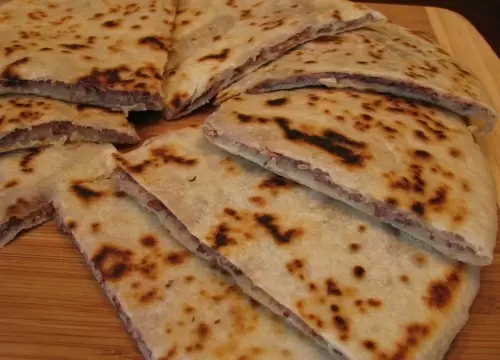 Лобиани: грузинская лепешка с ароматной фасолевой начинкой