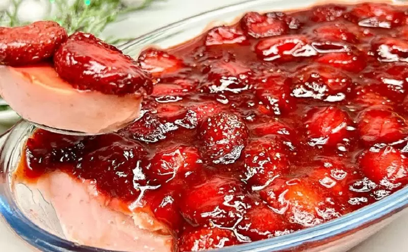 Летнее лакомство: клубничный крем-десерт без выпечки, который покорит всех