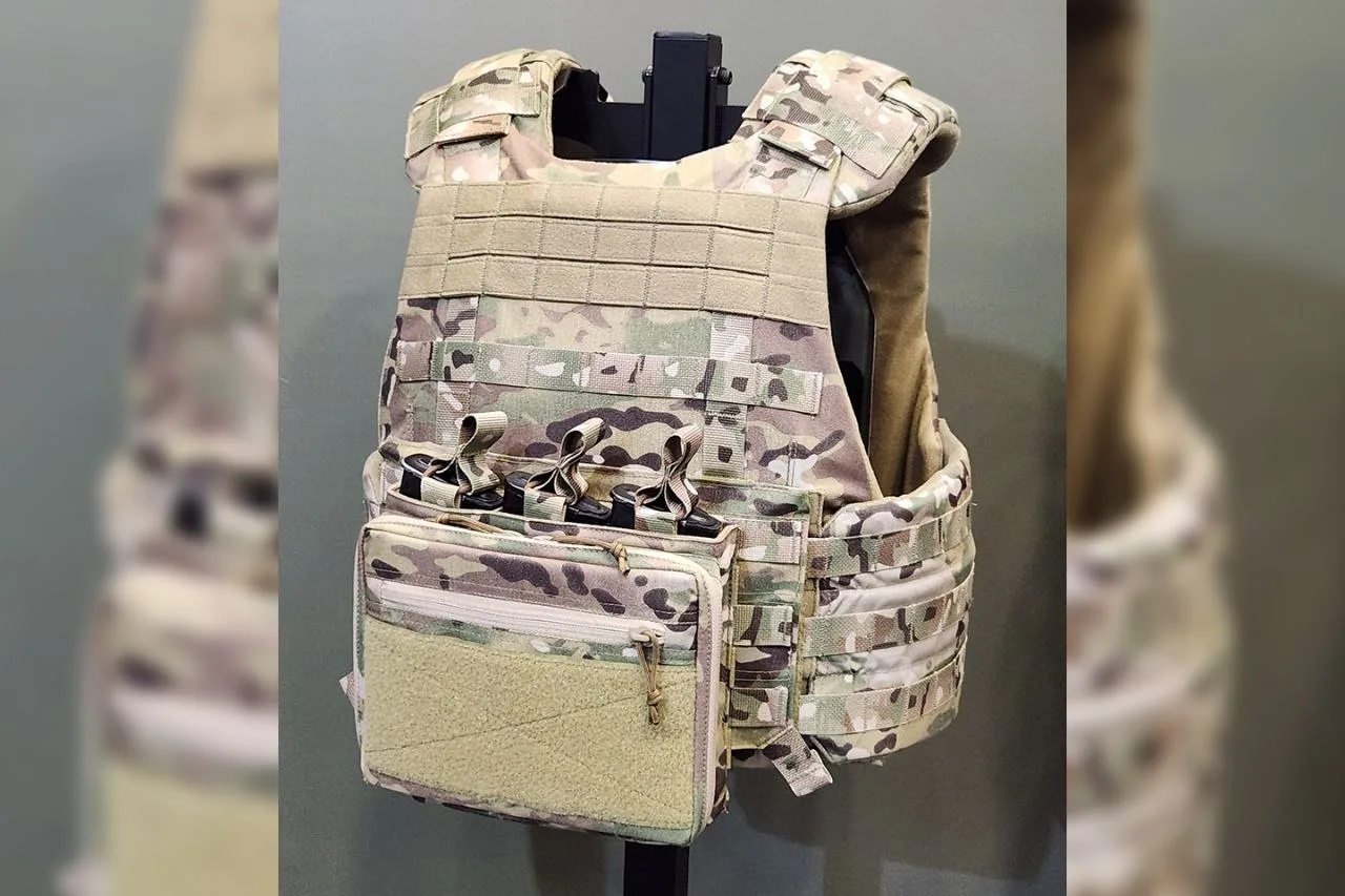 Концерн «Калашников» направил на апробацию свою новейшую разработку — бронежилет «Гранит-3М» с увеличенной площадью противоосколочной защиты