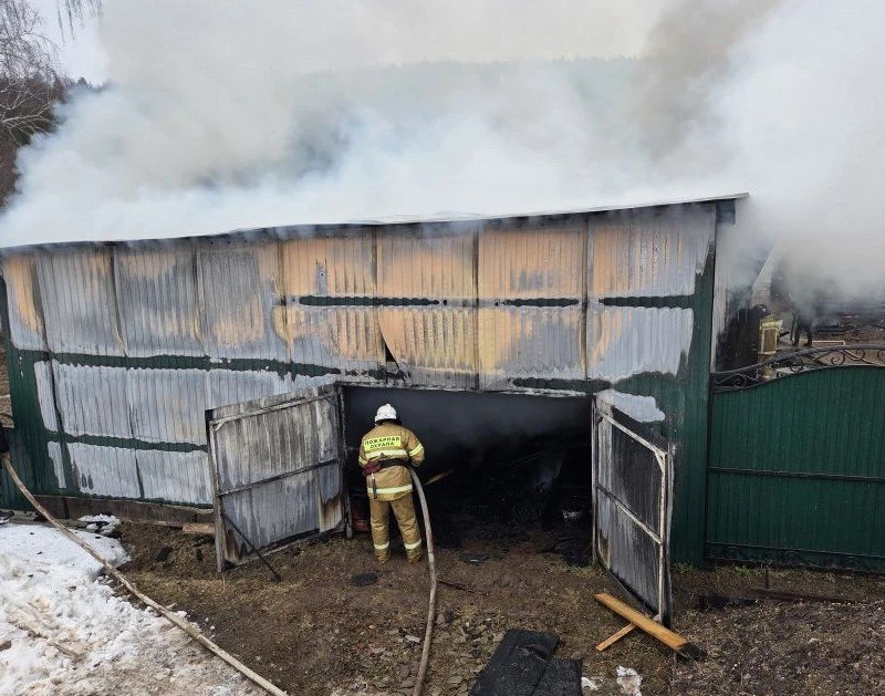 Пожарные смогли отстоять от огня жилой дом на пожаре в деревне Варали Алнашского района Удмуртии Пожарные смогли отстоять от огня жилой дом на пожаре в деревне Варали Алнашского района Удмуртии