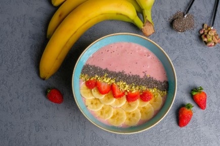 Летний смузи-боул: идеальный завтрак с домашним йогуртом и яркими фруктами