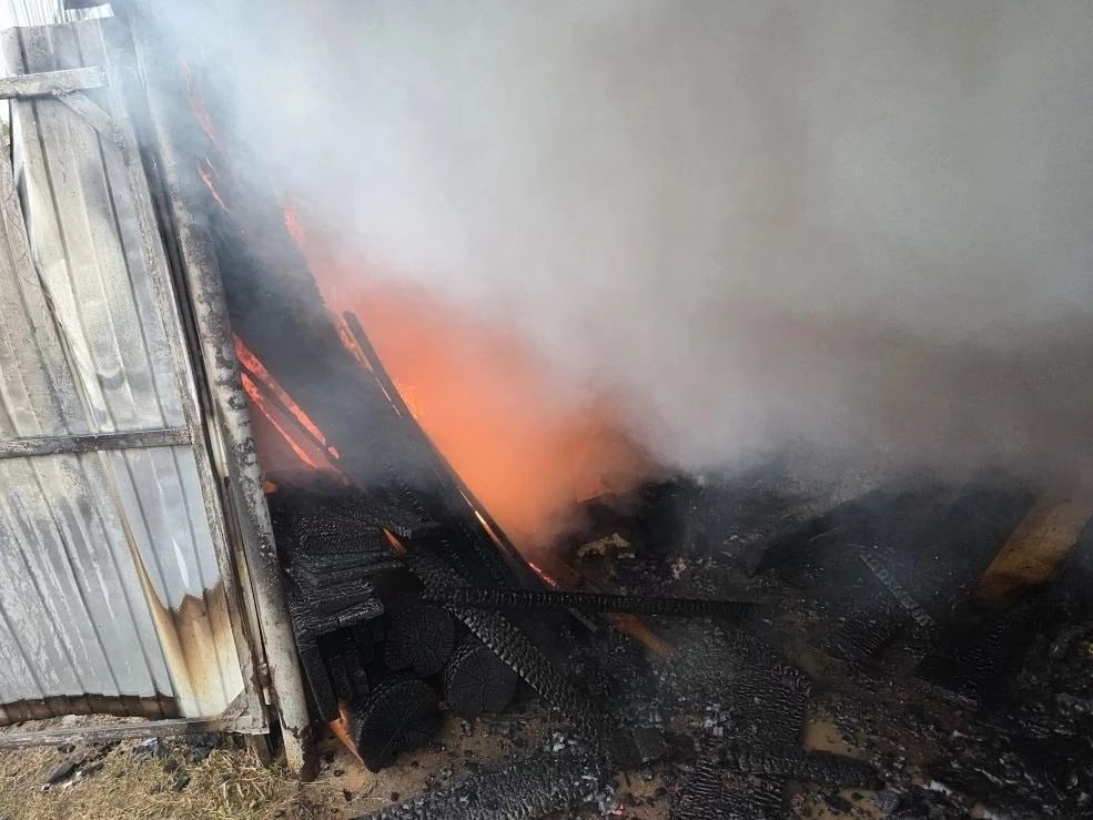 Пожарные смогли отстоять от огня жилой дом на пожаре в деревне Варали Алнашского района Удмуртии Пожарные смогли отстоять от огня жилой дом на пожаре в деревне Варали Алнашского района Удмуртии